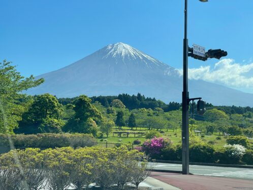 澄んだ青空と富士山